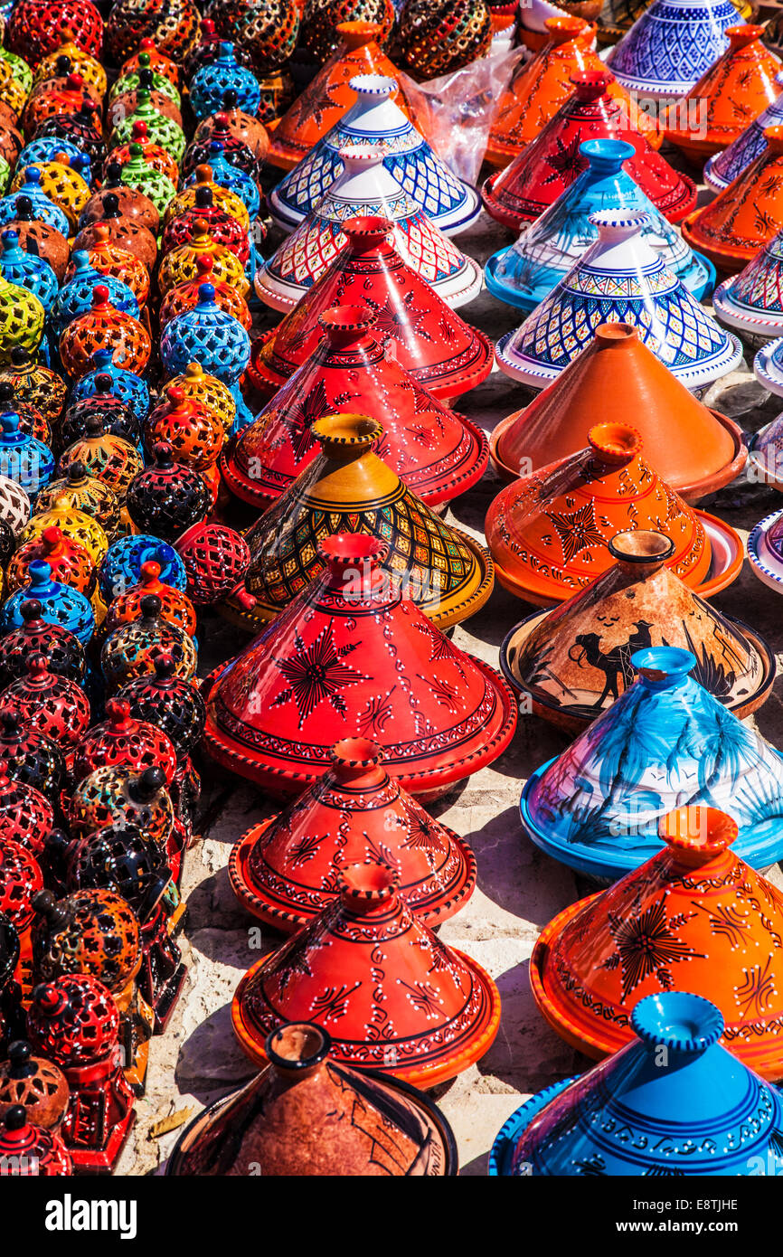 Céramique tunisienne souvenirs affichée sur le terrain à Port el Kantoui en Tunisie. Banque D'Images