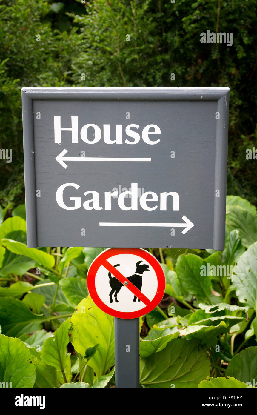 Inscrivez-vous dans un jardin ouvert au public indiquant les directions et les limitations de chien Banque D'Images