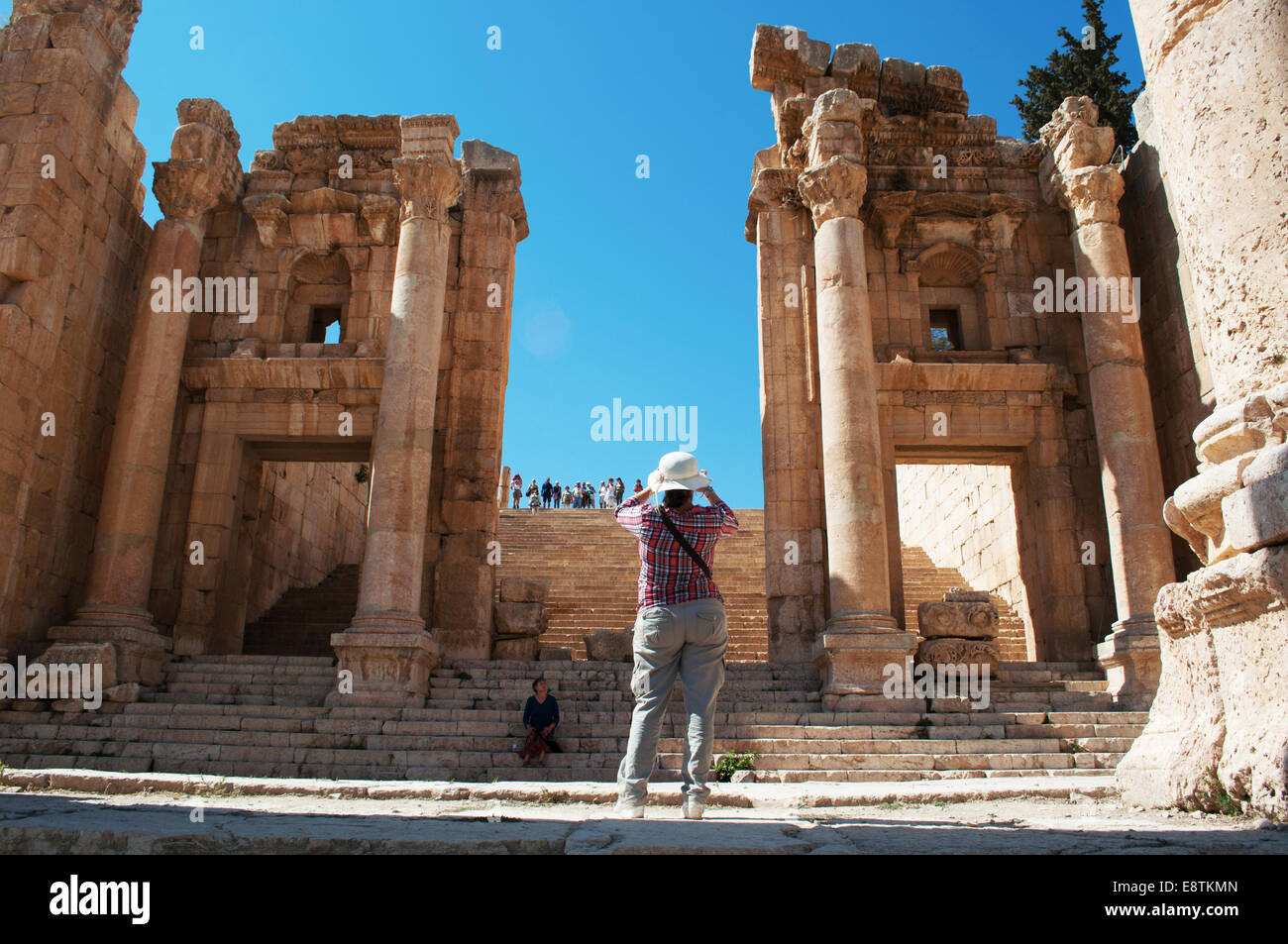 Jerash : les touristes en face de la cathédrale, l'ancien temple de Dionysos reconstruite au 4e siècle comme l'église byzantine de la ville archéologique Banque D'Images