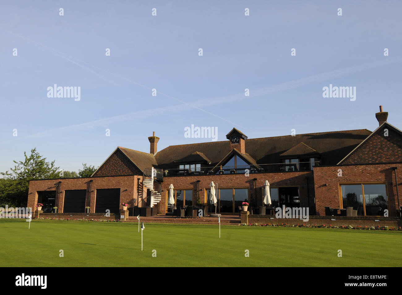 Vue de la Clubhouse et un vert d'Anseremme Golf Club Bagshot Surrey England Banque D'Images