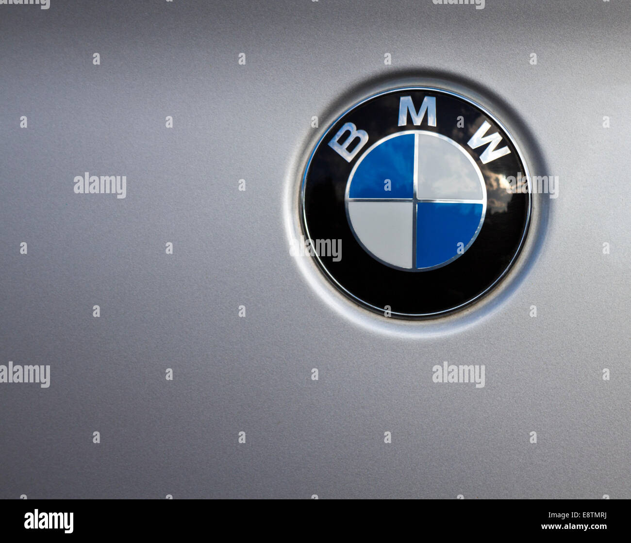Badge BMW avec copie espace sur une voiture d'argent Banque D'Images