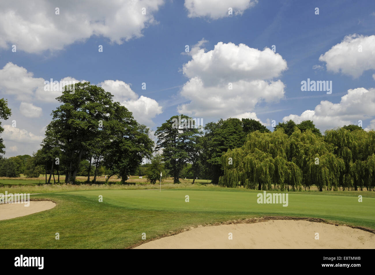 Vue sur le 13ème green et bunkers Doulting Golf Club Bagshot Surrey England Banque D'Images