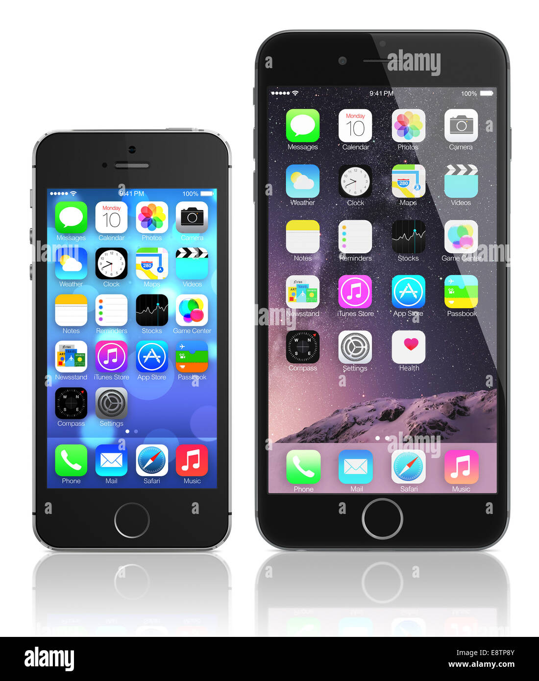 Espace Apple iPhone 6 Gris Plus et l'iPhone 5s montrant l'écran d'accueil avec iOS 8 et iOS 7. Banque D'Images