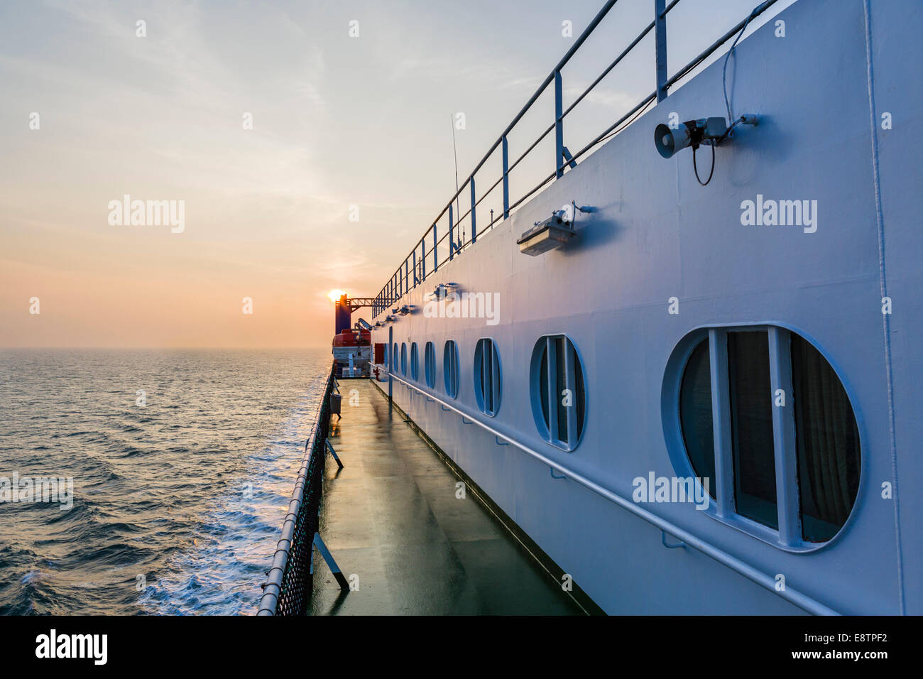 Coucher du soleil depuis le pont d'un P&O Irish Sea Ferries ferry entre Dublin et Liverpool Banque D'Images