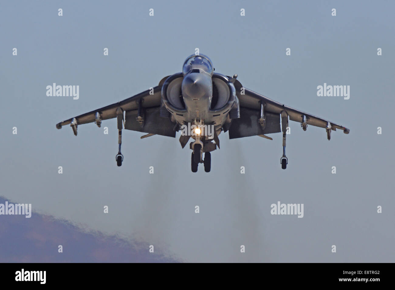 AV-8 Harrier jet fighter verticalement à l'atterrissage 2014 Miramar Air Show Banque D'Images