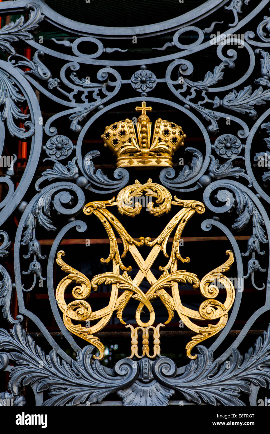 Gate avec monogramme de l'empereur Alexandre III et l'Impératrice Maria Fiodorovna à Hermitage à Saint-Pétersbourg, en Russie. Banque D'Images