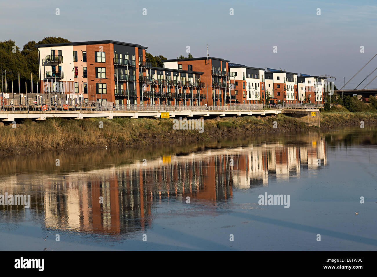 Nouvelle construction d'appartements et maisons sur la rivière Usk, Newport, Pays de Galles, Royaume-Uni Banque D'Images