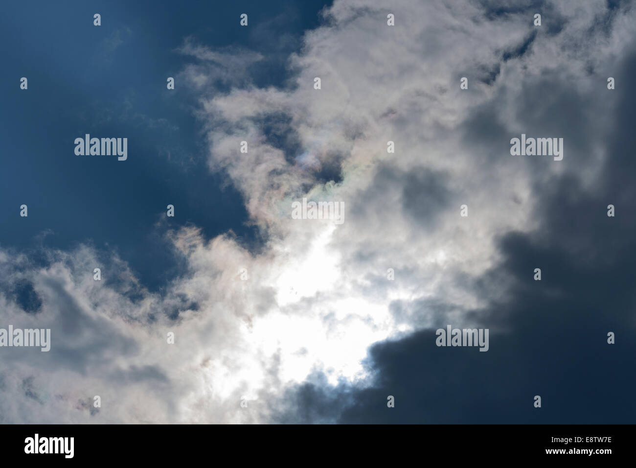 Rapidement le soleil couvre de nuages Banque D'Images