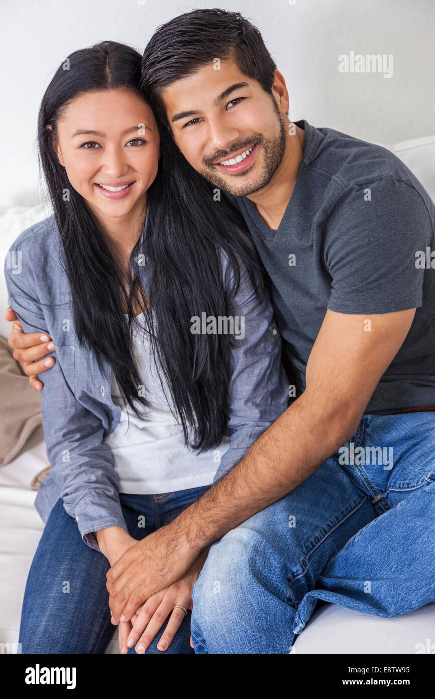 Chinois asiatique homme femme couple romantique heureux ensemble à la maison. Banque D'Images
