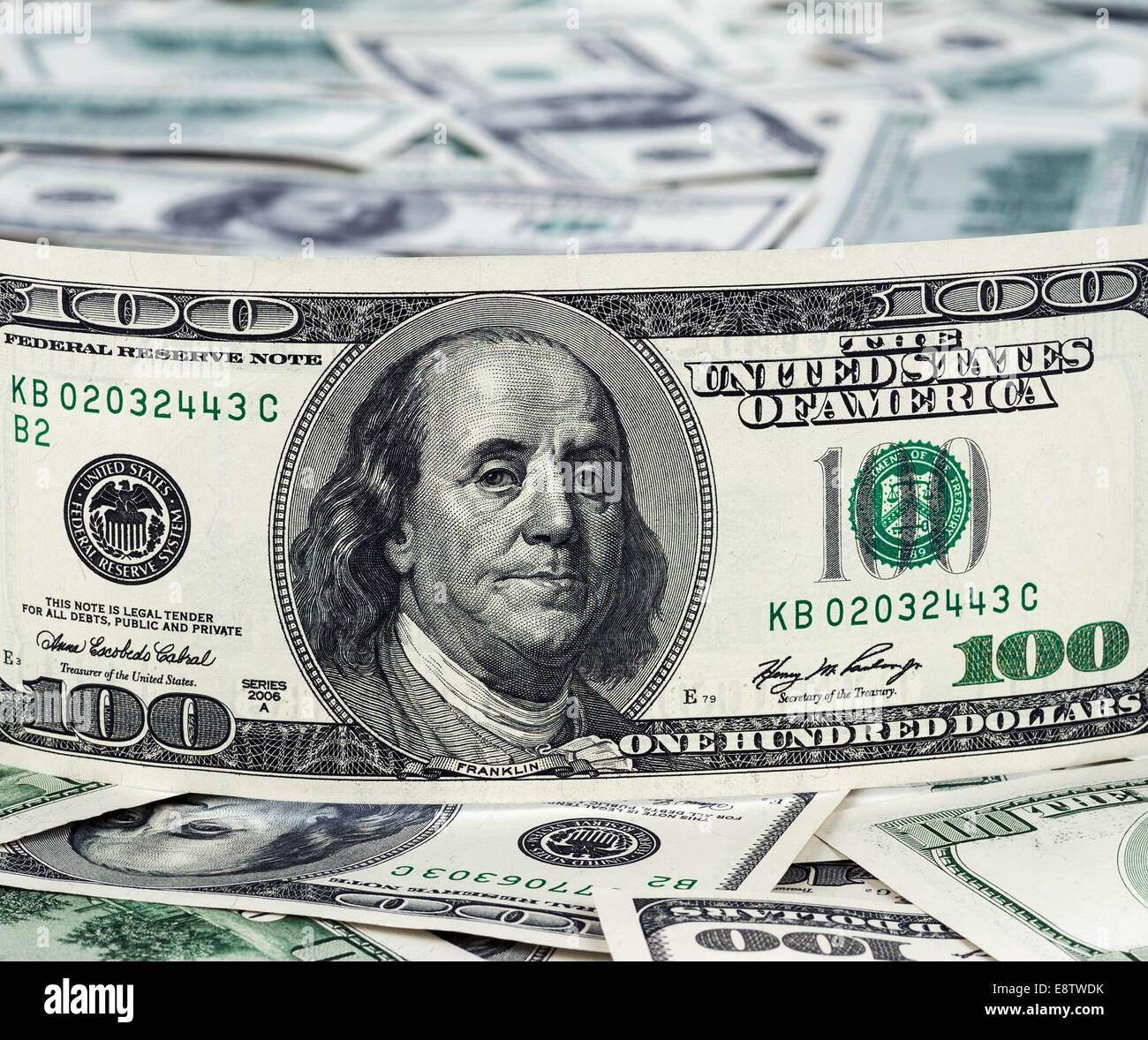 100 US $ plusieurs notes de l'argent étalé en forme d'éventail, isolé sur fond blanc. Banque D'Images