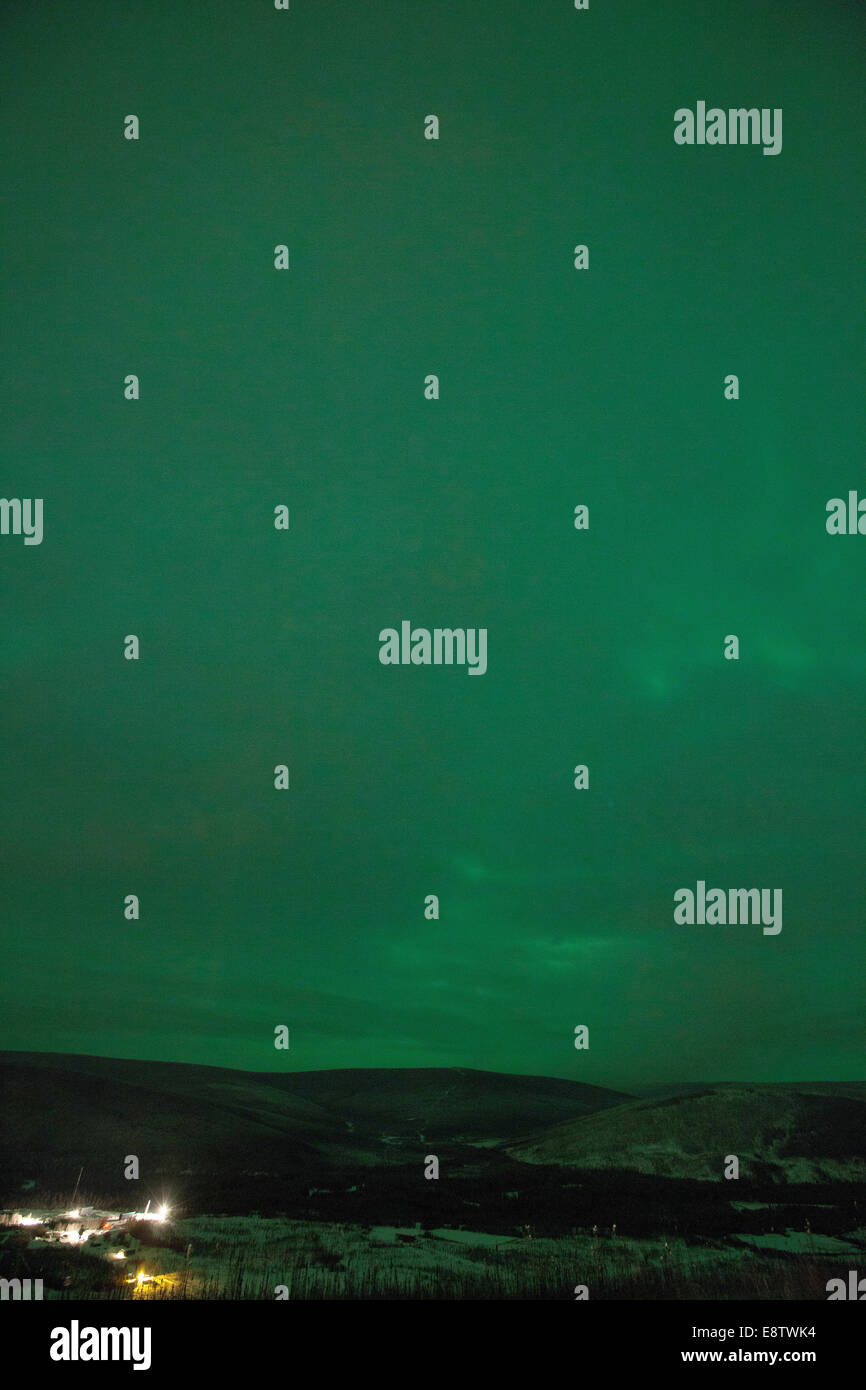 Le 6 février 2013, une aurore verte illumine le ciel de l'Alaska, causée par des tempêtes géomagnétiques. Ce phénomène spectaculaire est le résultat de l'interaction de particules chargées du Soleil avec le champ magnétique terrestre, produisant des affichages en lumière visible. Banque D'Images