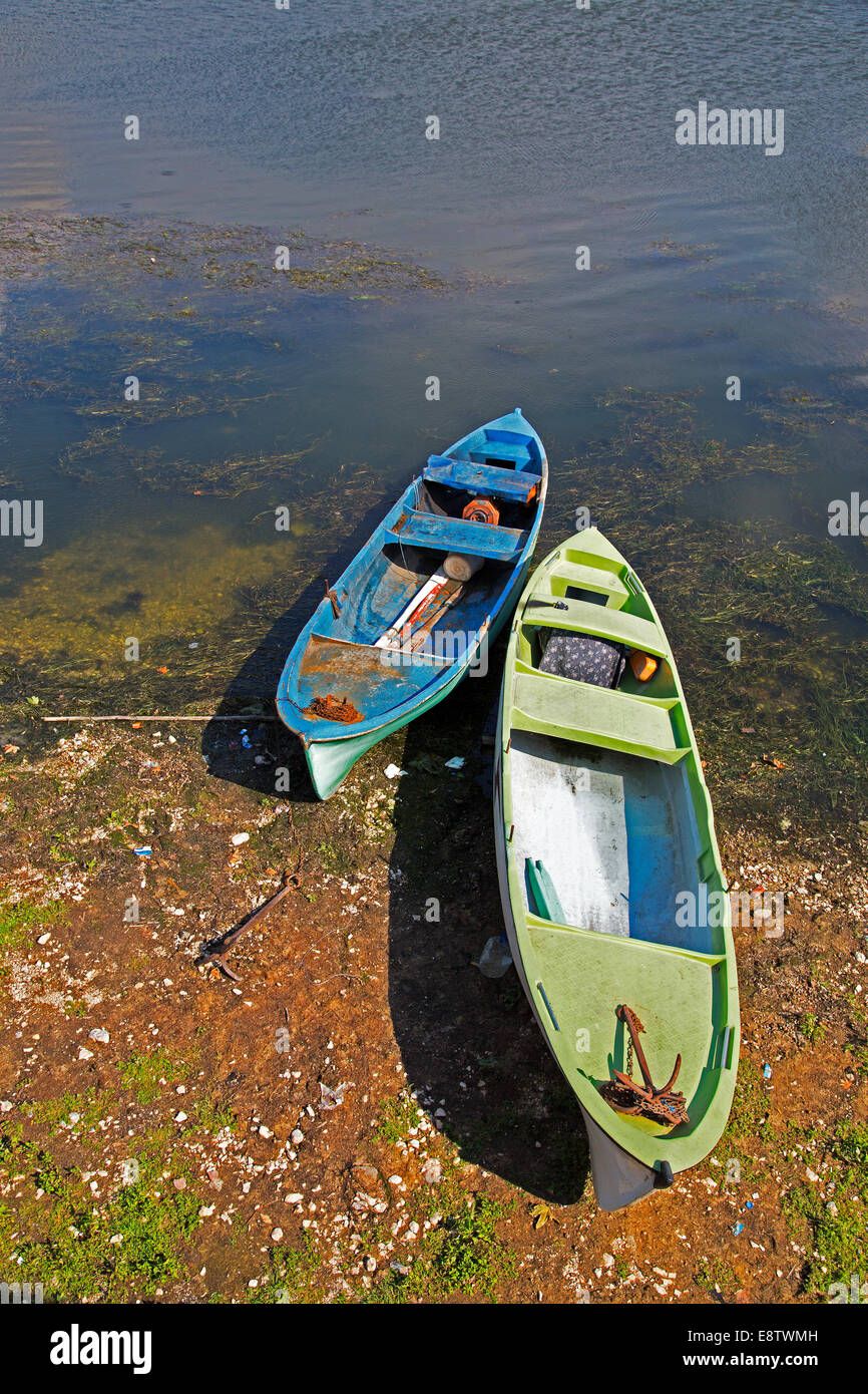 Paire de bateaux de pêche près du lac avec composition verticale Banque D'Images