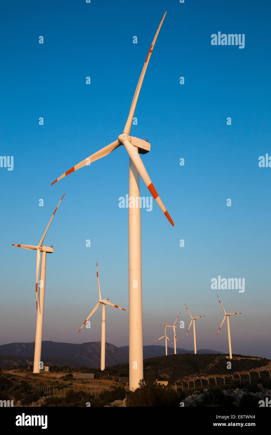 Les éoliennes sont sur la montagne et produire de l'énergie électrique la plus propre à la verticale Banque D'Images