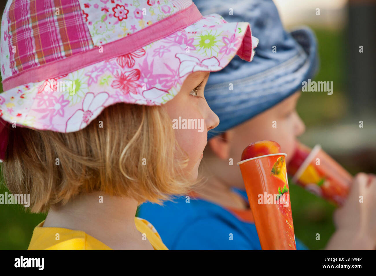 Les enfants mangeant sucettes glacées Banque D'Images
