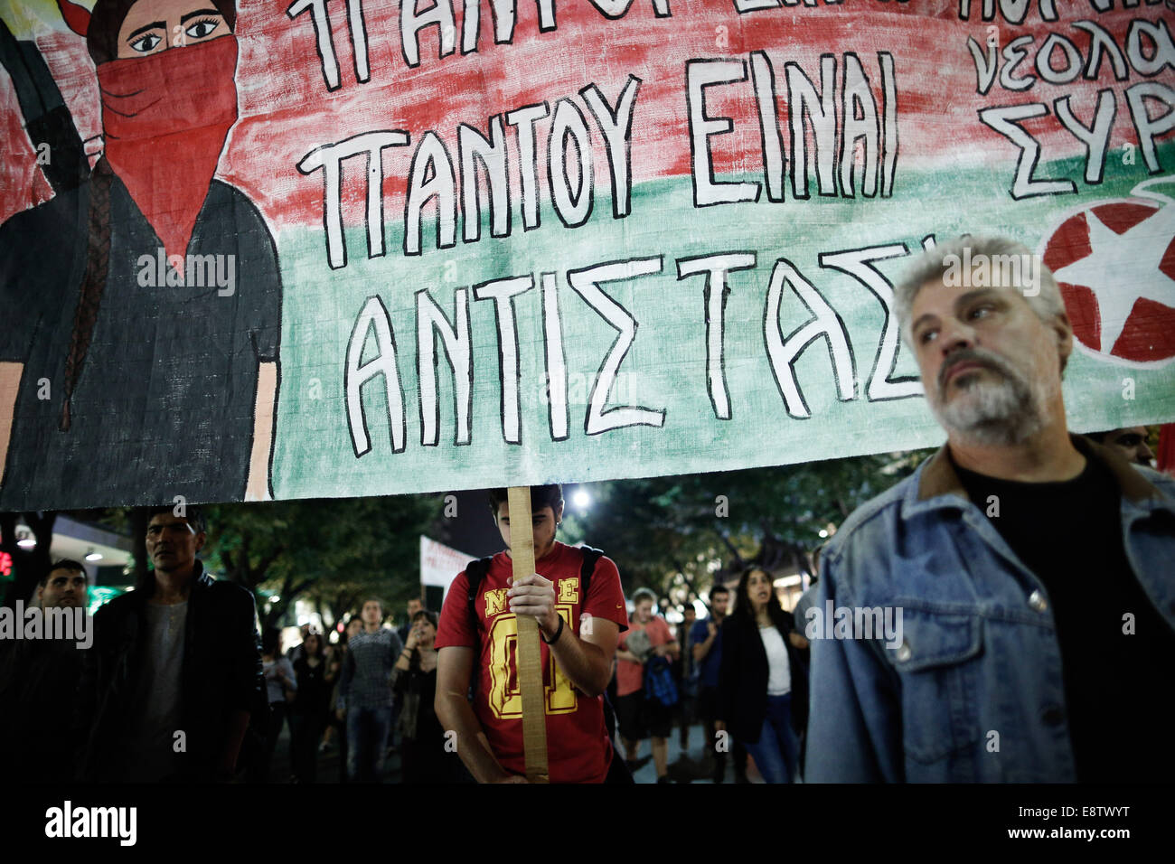 Thessalonique, Grèce. 14 octobre, 2014. Une manifestation pro-kurde contre les attaques lancées par l'État islamique d'insurgés ciblant la ville syrienne de Kobane à Thessalonique, Grèce le 14 octobre 2014. Credit : Konstantinos Tsakalidis/Alamy Live News Banque D'Images