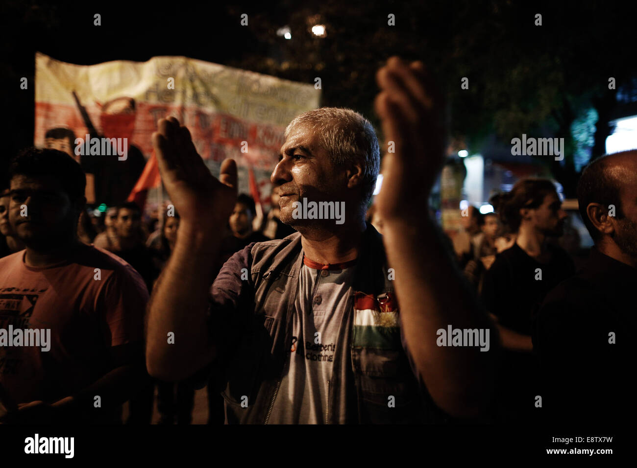 Thessalonique, Grèce. 14 octobre, 2014. Kurdes vivant en Grèce à Thessalonique de protestation pro-kurde au cours de manifestation contre les attaques lancées par l'État islamique d'insurgés ciblant la ville syrienne de Kobane à Thessalonique, Grèce le 14 octobre 2014. Credit : Konstantinos Tsakalidis/Alamy Live News Banque D'Images