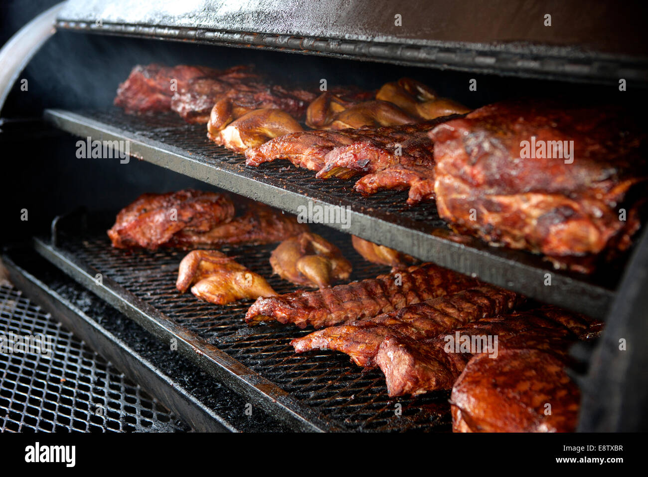 Poitrine de boeuf, poulet et côtes levées de porc dans le fumoir Photo