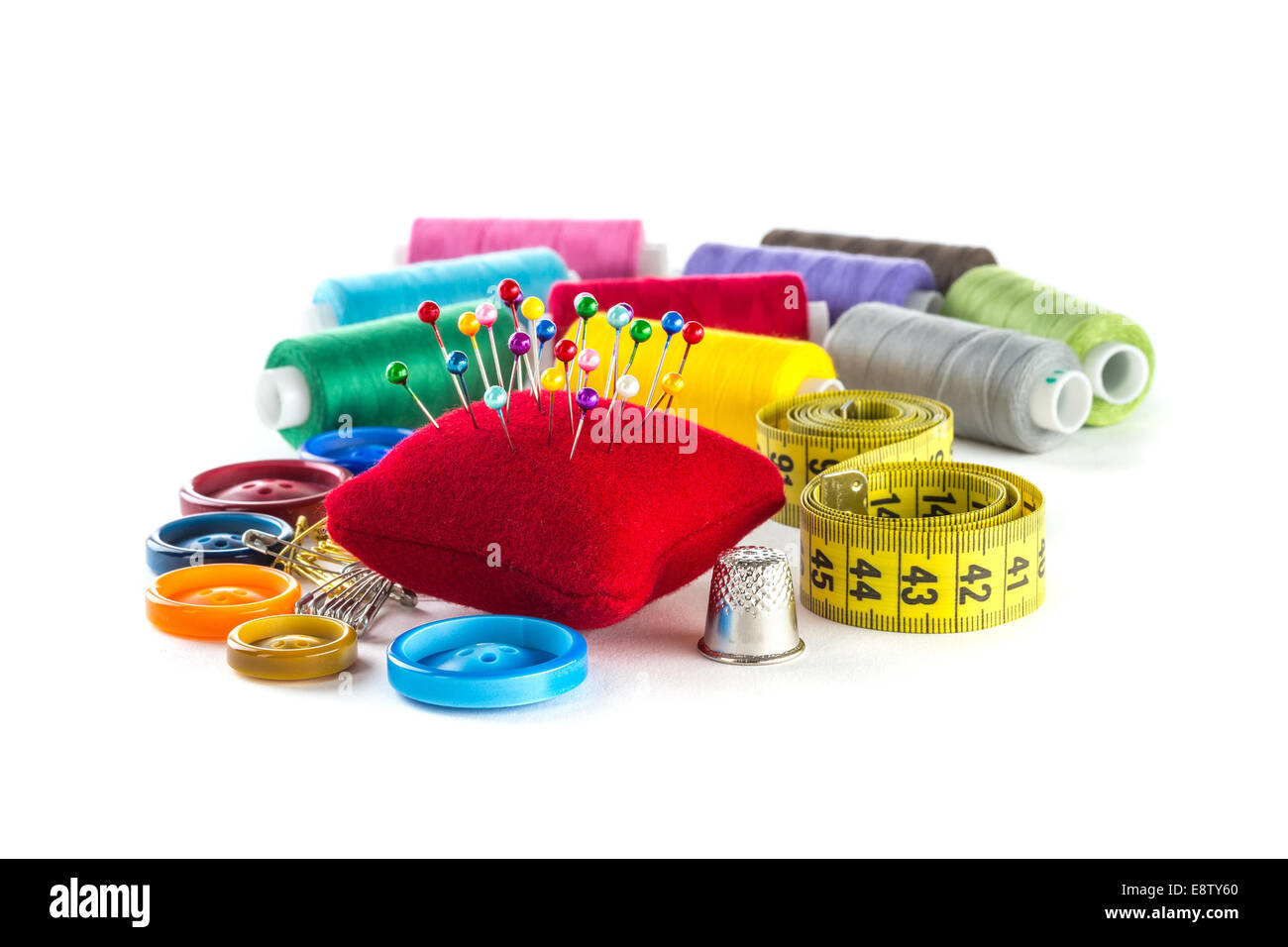 Outils pour la couture et faite à la main : mesure, bouton, dé, broches sur  fond blanc Photo Stock - Alamy