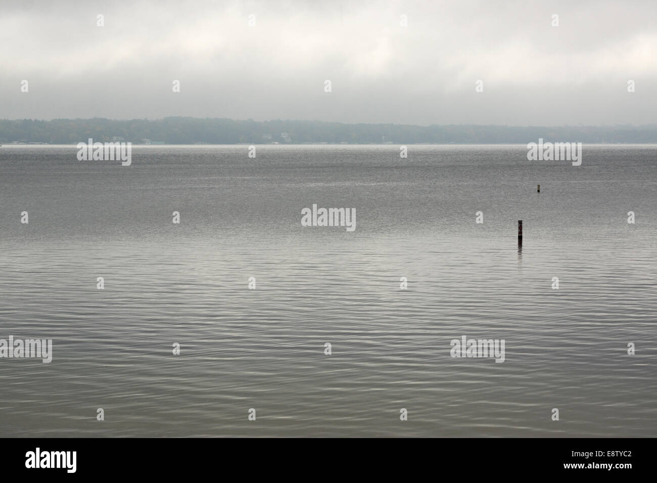 Lake Geneva, Wisconsin, sur un matin brumeux des pluies à l'automne. Banque D'Images