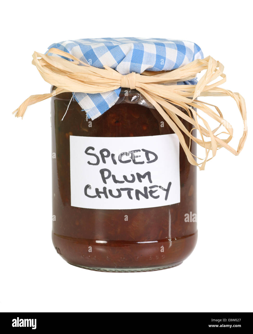 Seul pot de chutney de prune épicée maison isolé sur fond blanc Banque D'Images