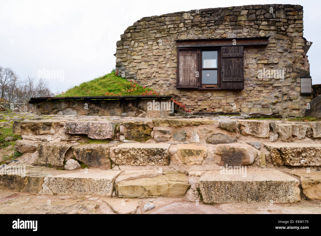 Vieux escaliers en pierre menant à castle ruins Banque D'Images
