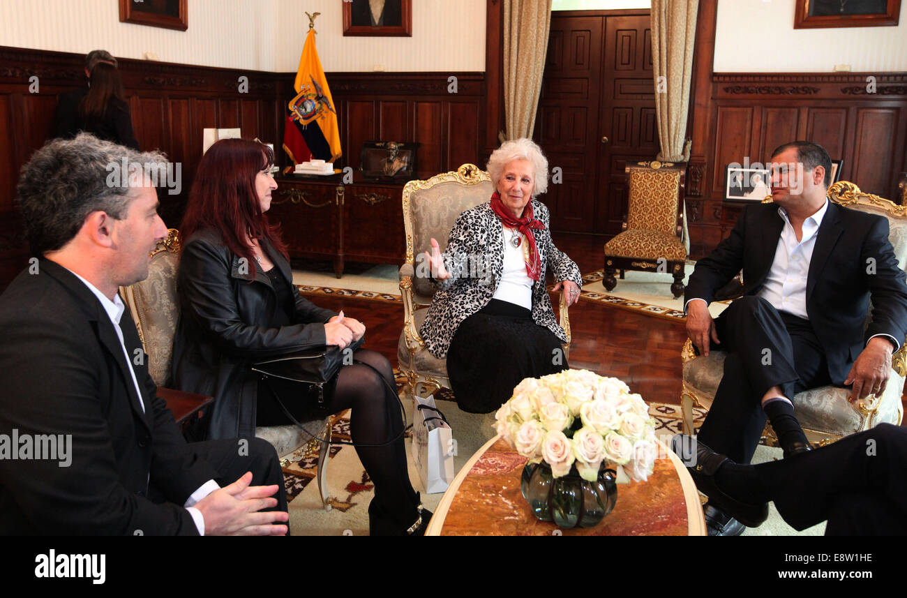 Quito, Equateur. 14Th Oct, 2014. Le président équatorien Rafael Correa (R) rencontre avec Estela Carlotto (2e R), président de l'organisation non Grand-mères de Plaza de Mayo, et son petit-fils Ignacio Guido Montoya (1re L) dans le Palacio de Carondelet à Quito, capitale de l'Équateur, le 14 octobre, 2014. Estela Carloto et Ignacio Guido Montoya, l'un des petits-enfants récupérés par les grands-mères de Plaza de Mayo après 36 ans d'disppearing, ont été invités par Rafael Correa pour visiter l'Equateur, selon la presse locale. © Santiago Armas/Xinhua/Alamy Live News Banque D'Images