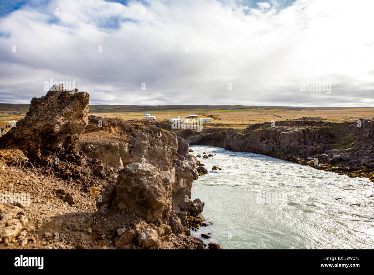 Paysage avec rivière Skjalfandafljot près de Cascade Godafoss en Islande. Banque D'Images