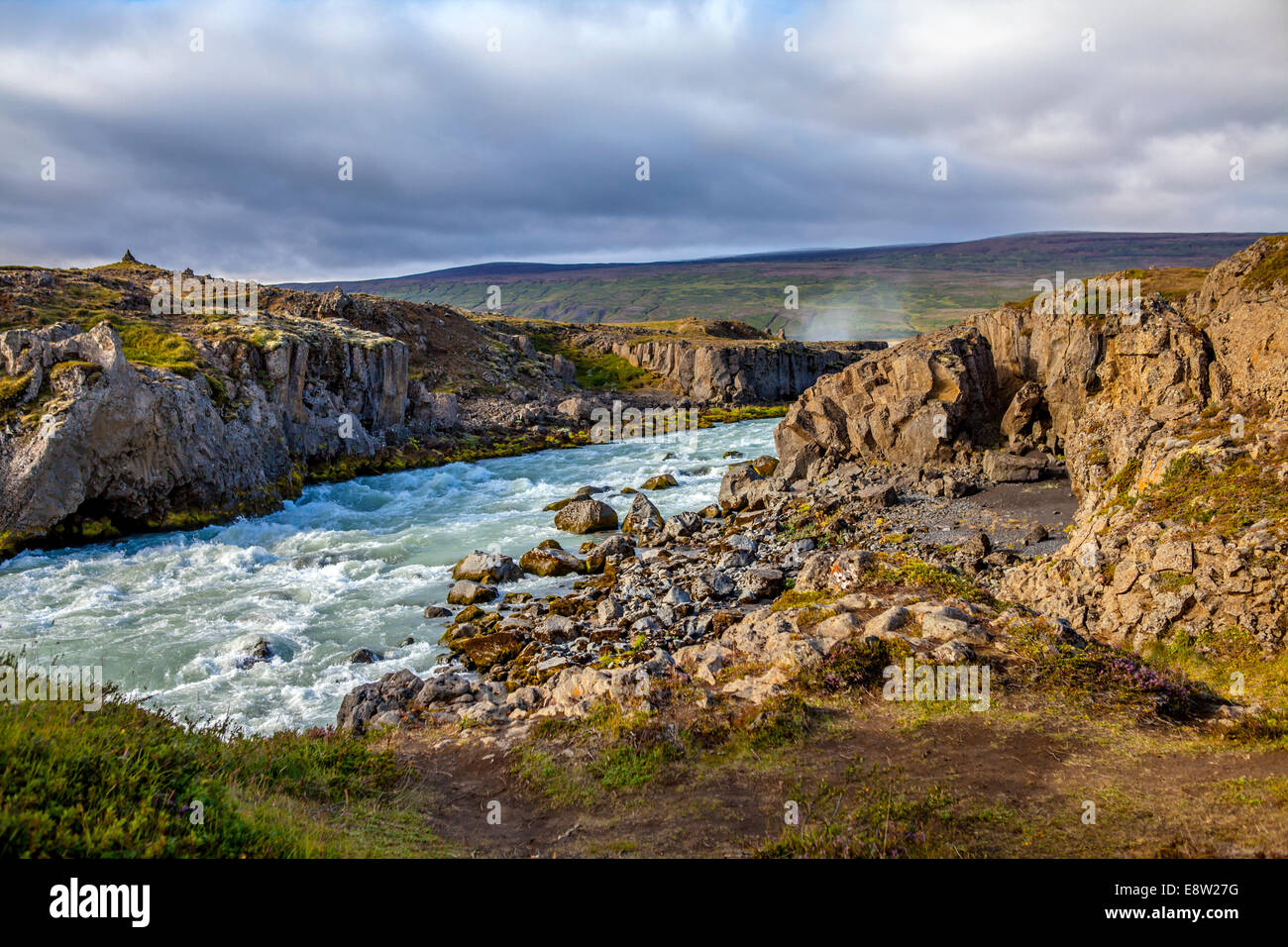Paysage avec rivière Skjalfandafljot près de Cascade Godafoss en Islande. Banque D'Images