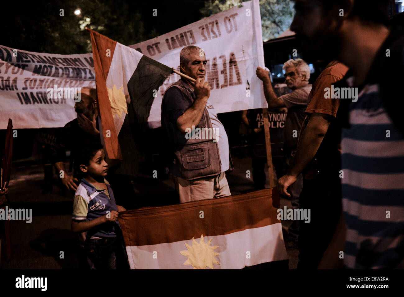 Thessalonique, Grèce. 14Th Oct, 2014. Des centaines d'immigrés kurdes vivant en Grèce et les Grecs ont démontré à Thessalonique contre les attaques de l'État islamique (ISIS) à la ville syrienne de Kobane et le gouvernement turc face à la crise en Syrie Crédit : Giannis Papanikos/Alamy Live News Banque D'Images