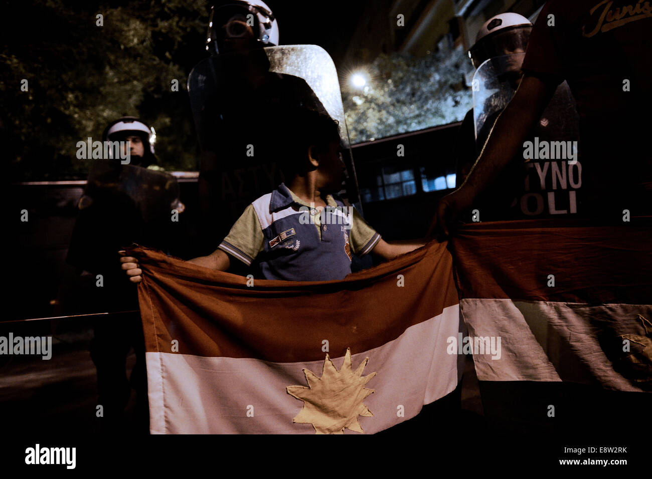 Thessalonique, Grèce. 14Th Oct, 2014. Des centaines d'immigrés kurdes vivant en Grèce et les Grecs ont démontré à Thessalonique contre les attaques de l'État islamique (ISIS) à la ville syrienne de Kobane et le gouvernement turc face à la crise en Syrie Crédit : Giannis Papanikos/Alamy Live News Banque D'Images