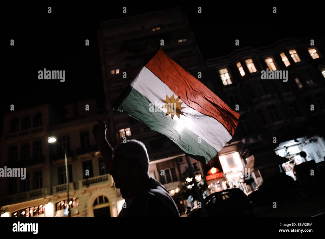 Thessalonique, Grèce. 14Th Oct, 2014. Des centaines d'immigrés kurdes vivant en Grèce et les Grecs ont démontré à Thessalonique contre les attaques de l'État islamique (ISIS) à la ville syrienne de Kobane et le gouvernement turc face à la crise en Syrie Crédit : Giannis Papanikos/Alamy Live News Banque D'Images