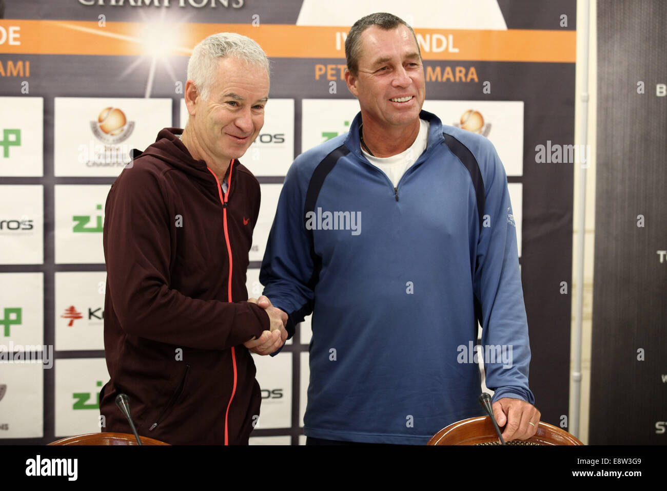 Bratislava, Slovaquie. 14Th Oct, 2014. Ivan Lendl (R) et John McEnroe se serrer la main lors d'une conférence de presse pour leur match d'exhibition à Bratislava, Slovaquie, 14 octobre, 2014. Ivan Lendl et John McEnroe ont été les deux ex n°1 mondial des joueurs de tennis professionnel dans les années 80. Credit : Andrej Klizan/Xinhua/Alamy Live News Banque D'Images