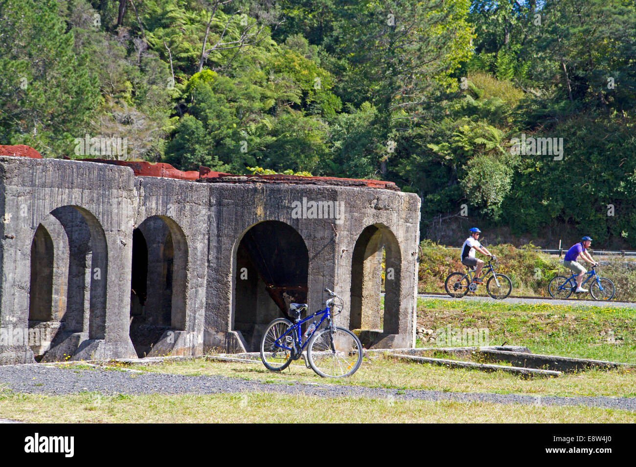 Randonnée à vélo au-delà de la batterie sur le Victoria Rail Trail d'Hauraki Banque D'Images