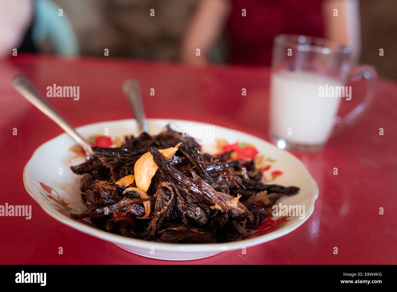La viande et la noix de coco séchée chers verre toddy, Myanmar Banque D'Images
