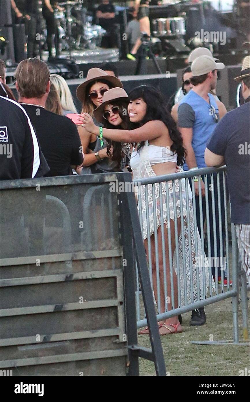 Selena Gomez prend une photo avec ventilateur à Coachella avec Selena Gomez  : où : Los Angeles, California, United States Quand : 12 Avr 2014 Photo  Stock - Alamy