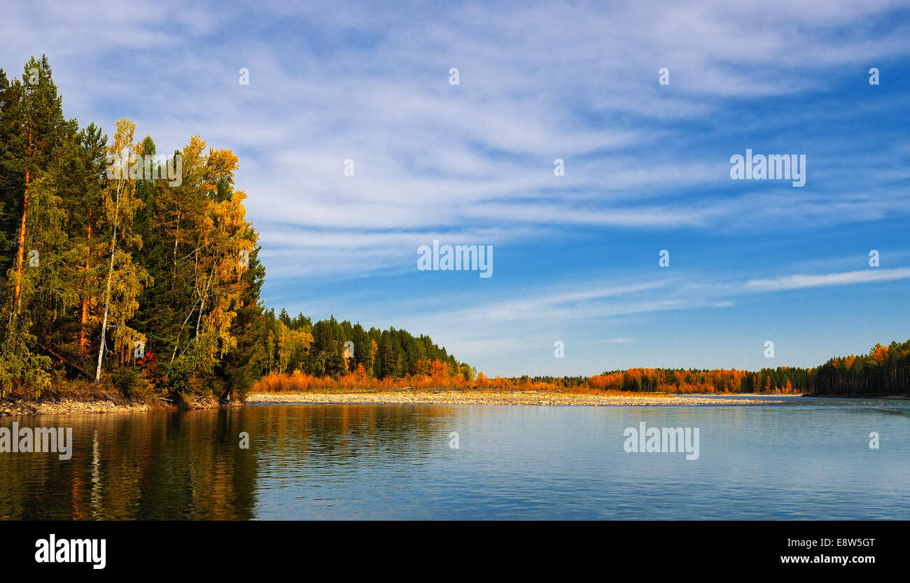 Paysage d'automne sur la rivière. Ciel, la forêt et l'eau Banque D'Images