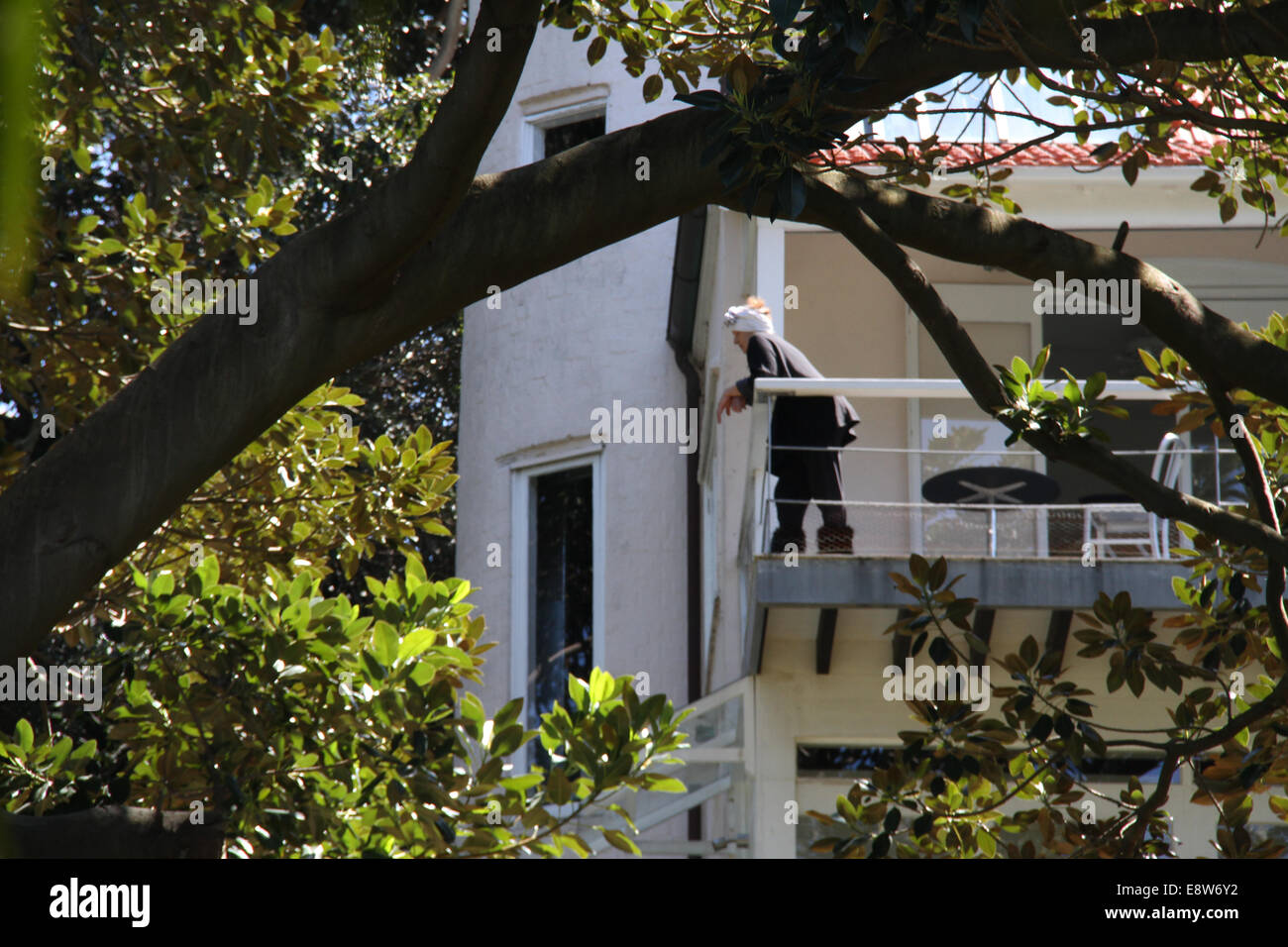 Wendy Whitely se tient sur son balcon, qui surplombe le jardin de Wendy Whitely Lavender Bay, Sydney. Banque D'Images