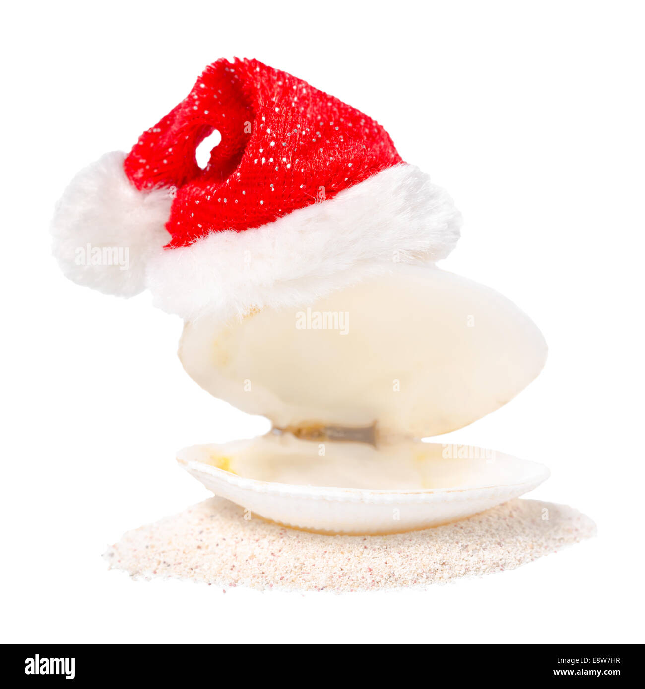 Concept de tropical nouvel an avec shell et rouge Santa Claus hats sur le sable, isolé sur fond blanc Banque D'Images