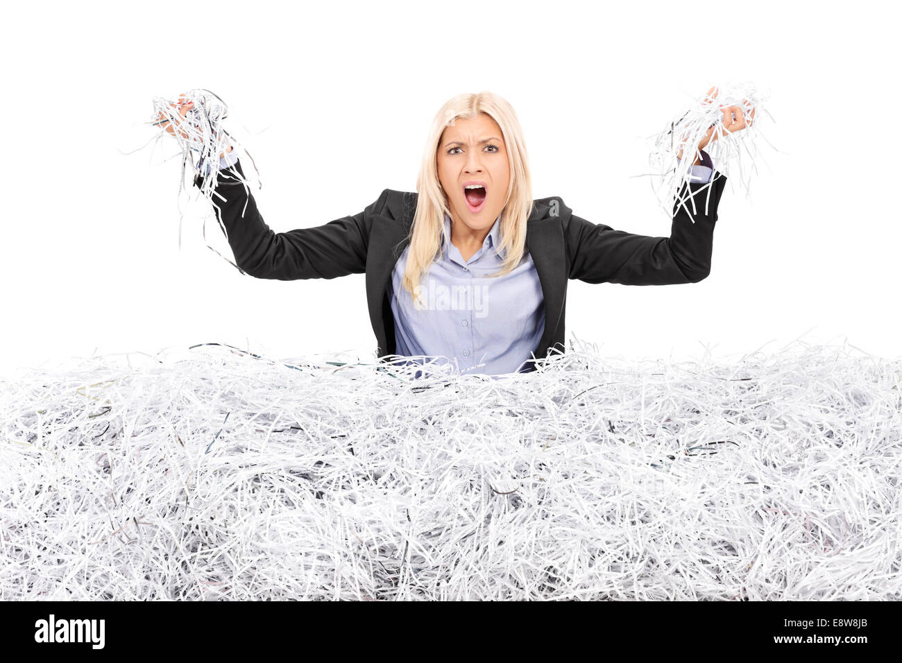 Angry businesswoman dans une pile de papier déchiqueté Banque D'Images
