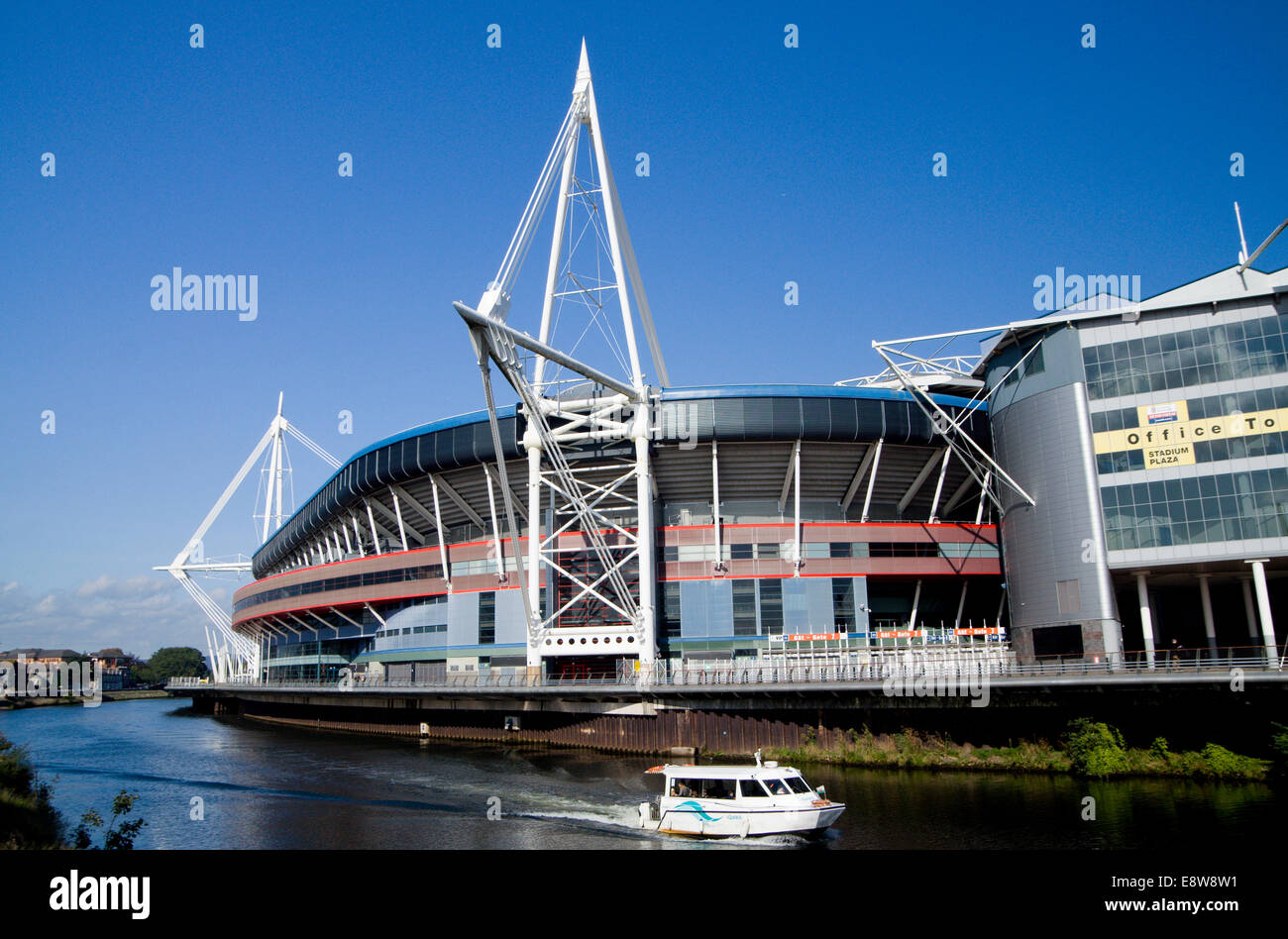 Millennium Stadium et Aqua Bus, Cardiff, Pays de Galles. Banque D'Images