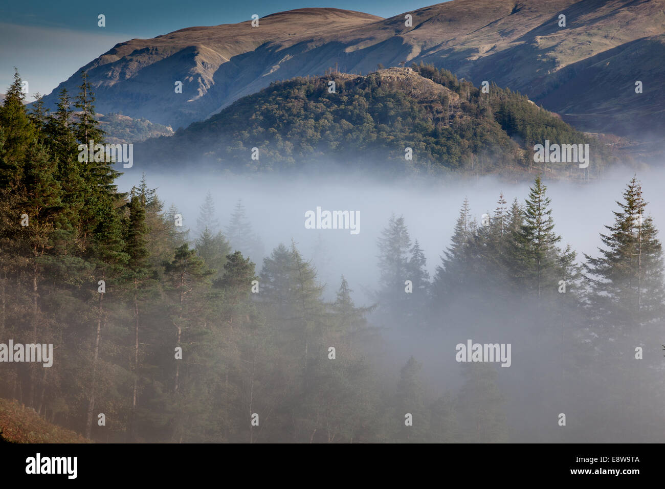 Grand Comment dans la brume basse avec beaucoup de Dodd et Clough Head dans l'arrière-plan, près de Thirlmere, Lake District, Cumbria Banque D'Images