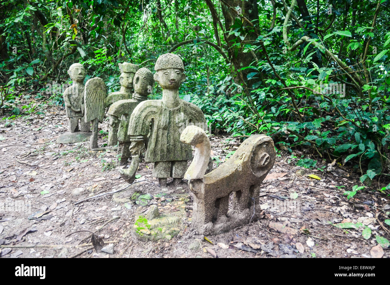 Sculptures en bois sacré d'Osun, site de l'UNESCO à Oshogbo, Nigéria, dédié à la déesse de la fertilité Yoruba Banque D'Images