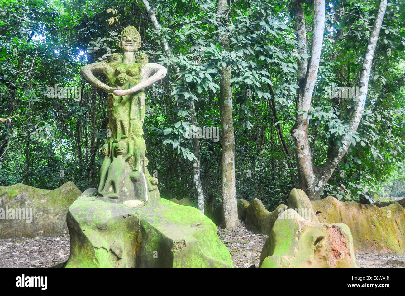 Sculptures en bois sacré d'Osun, site de l'UNESCO à Oshogbo, Nigéria, dédié à la déesse de la fertilité Yoruba Banque D'Images
