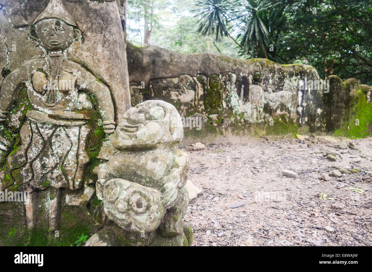 Sculptures en bois sacré d'Osun, site de l'UNESCO à Oshogbo, Nigéria, dédié à la déesse de la fertilité Yoruba Banque D'Images