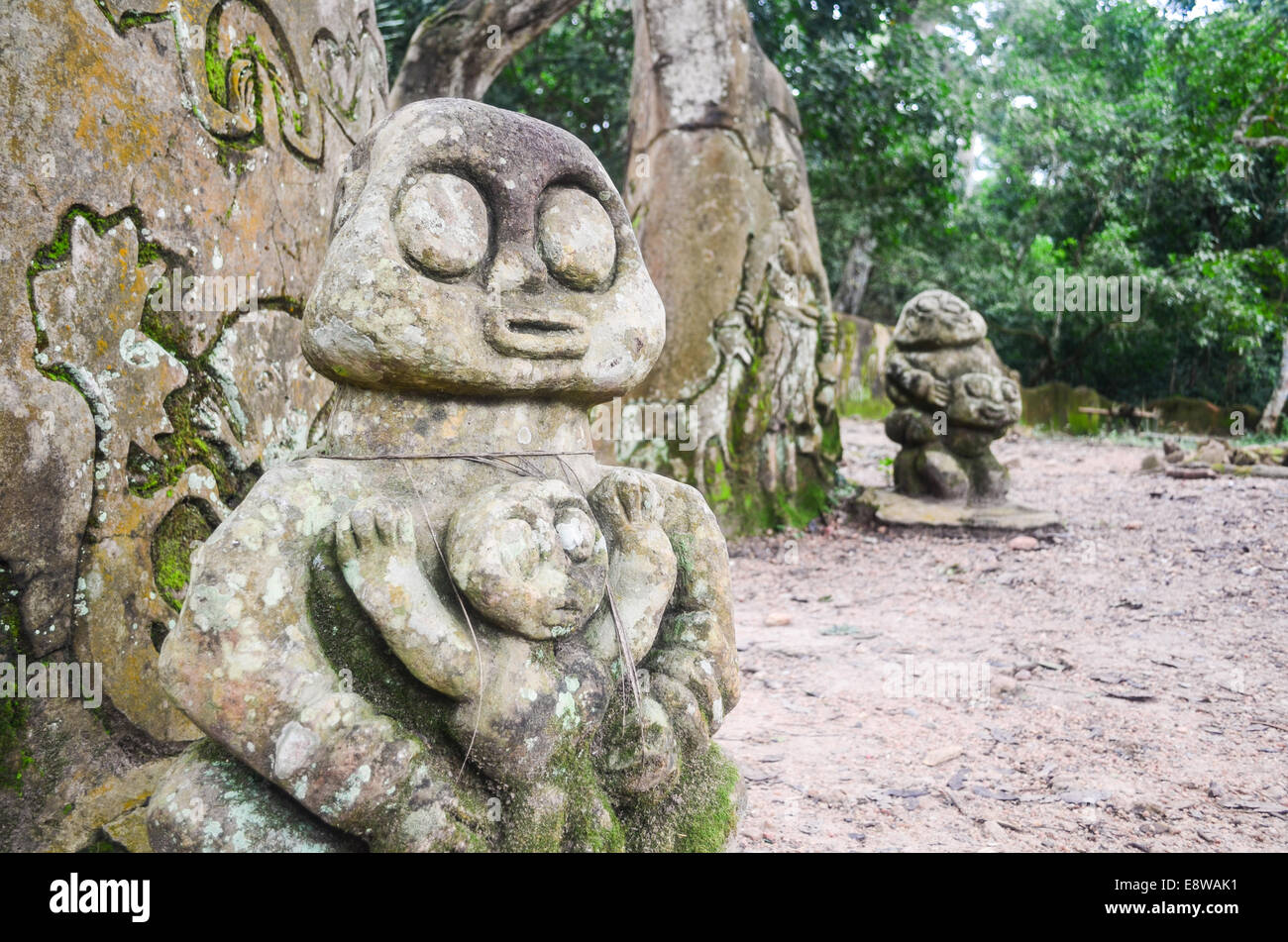 Sculptures en bois sacré d'Osun, site de l'UNESCO à Oshogbo, Nigéria, dédié à la déesse de la fertilité Yoruba Banque D'Images