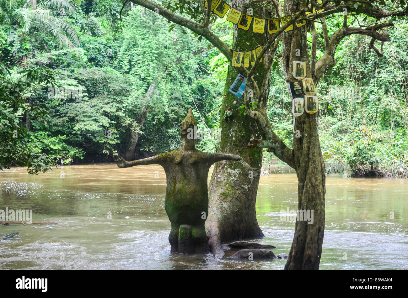 Sculpture et des arbres dans la rivière à la forêt sacrée d'Osun Oshogbo, dans, le Nigeria, dédié à la déesse de la fertilité Yoruba Banque D'Images