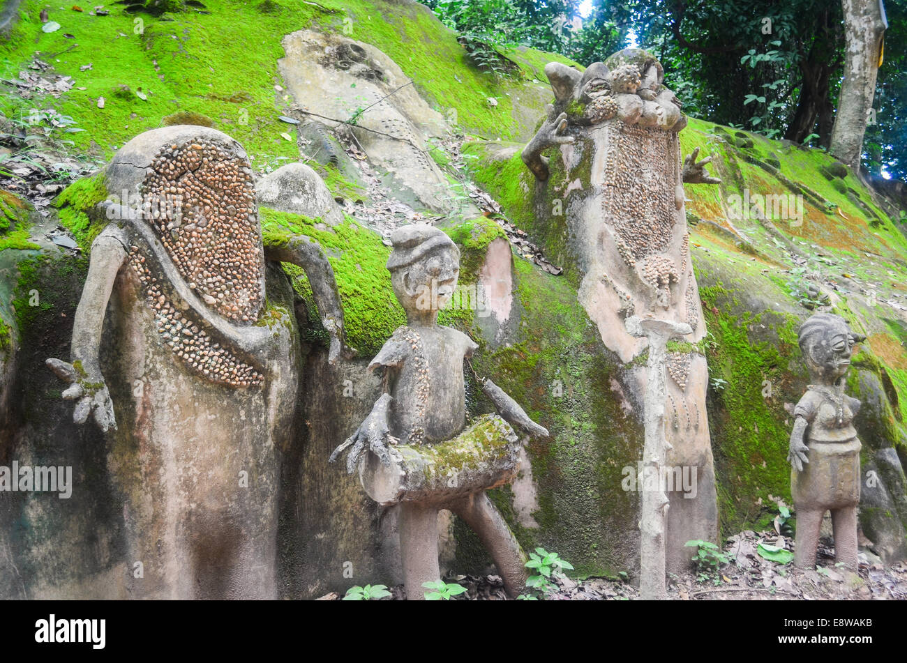 Sculptures en bois sacré d'Osun, site de l'UNESCO à Oshogbo, Nigéria, dédié à la déesse de la fertilité Yoruba Banque D'Images