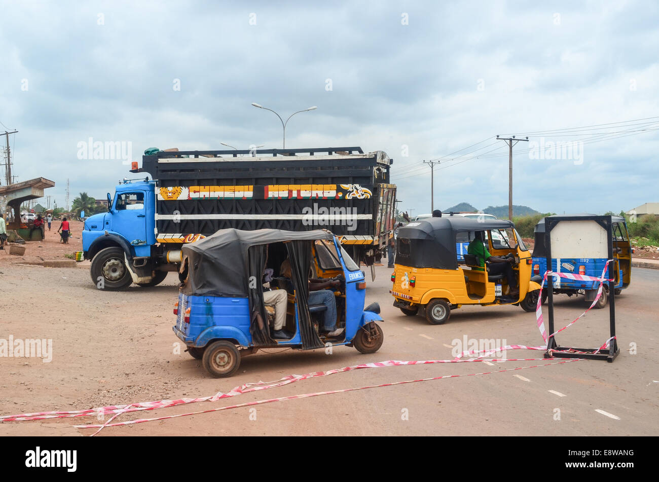 Un tuk-tuk sur les routes d'Abakaliki, au sud-est du Nigeria, et un camion de couleur Banque D'Images
