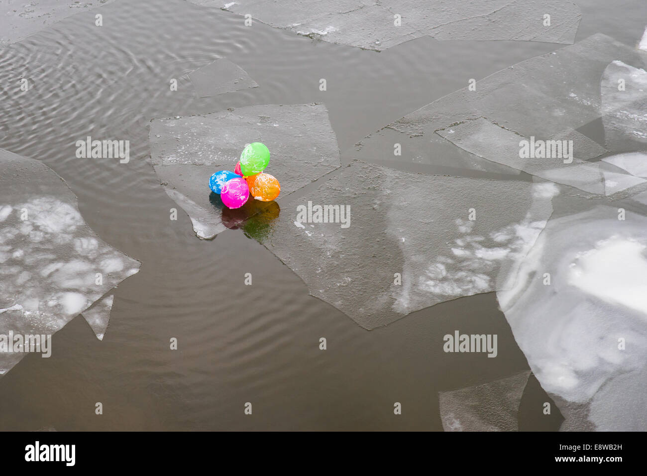 Disparu avec le mariage. Ballons colorés sur la banquise dans la rivière d'hiver. L'inscription sur un ballon se lit "Harmonie et l'amour Banque D'Images
