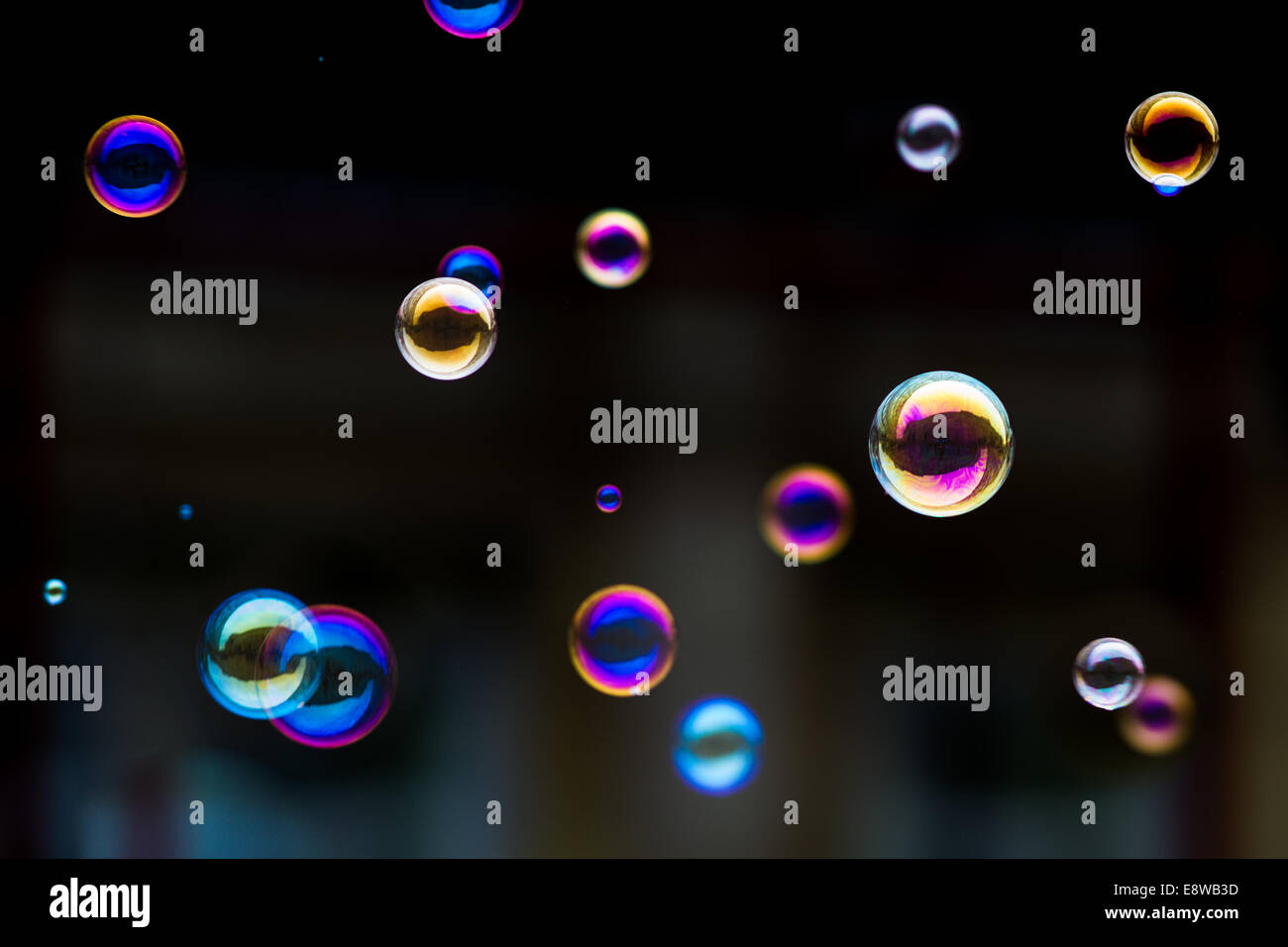 D'atomes de printemps. Des bulles de savon dans l'air contre le fond sombre Banque D'Images